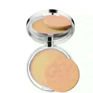 NWT Clinique Stay-Matte Sheer Pressed Powder Foundation - 0.27oz